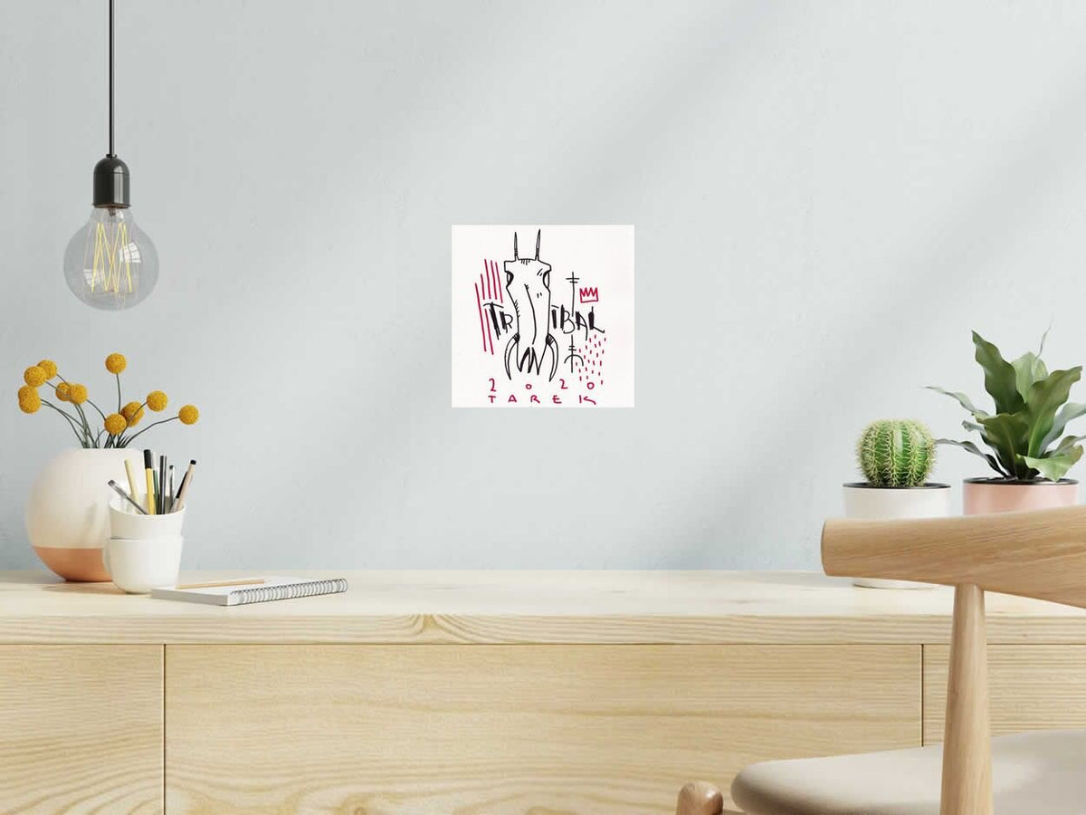 Dessin TRIBAL de TAREK dans un intérieur – 21 × 21 cm