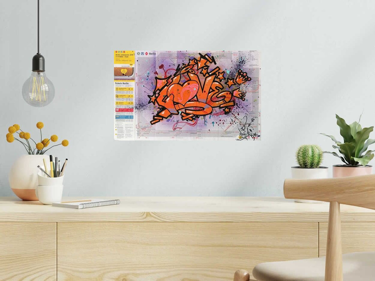 Dessin LOVE SUR BERLIN de LADY K dans un intérieur – 30 × 49 cm