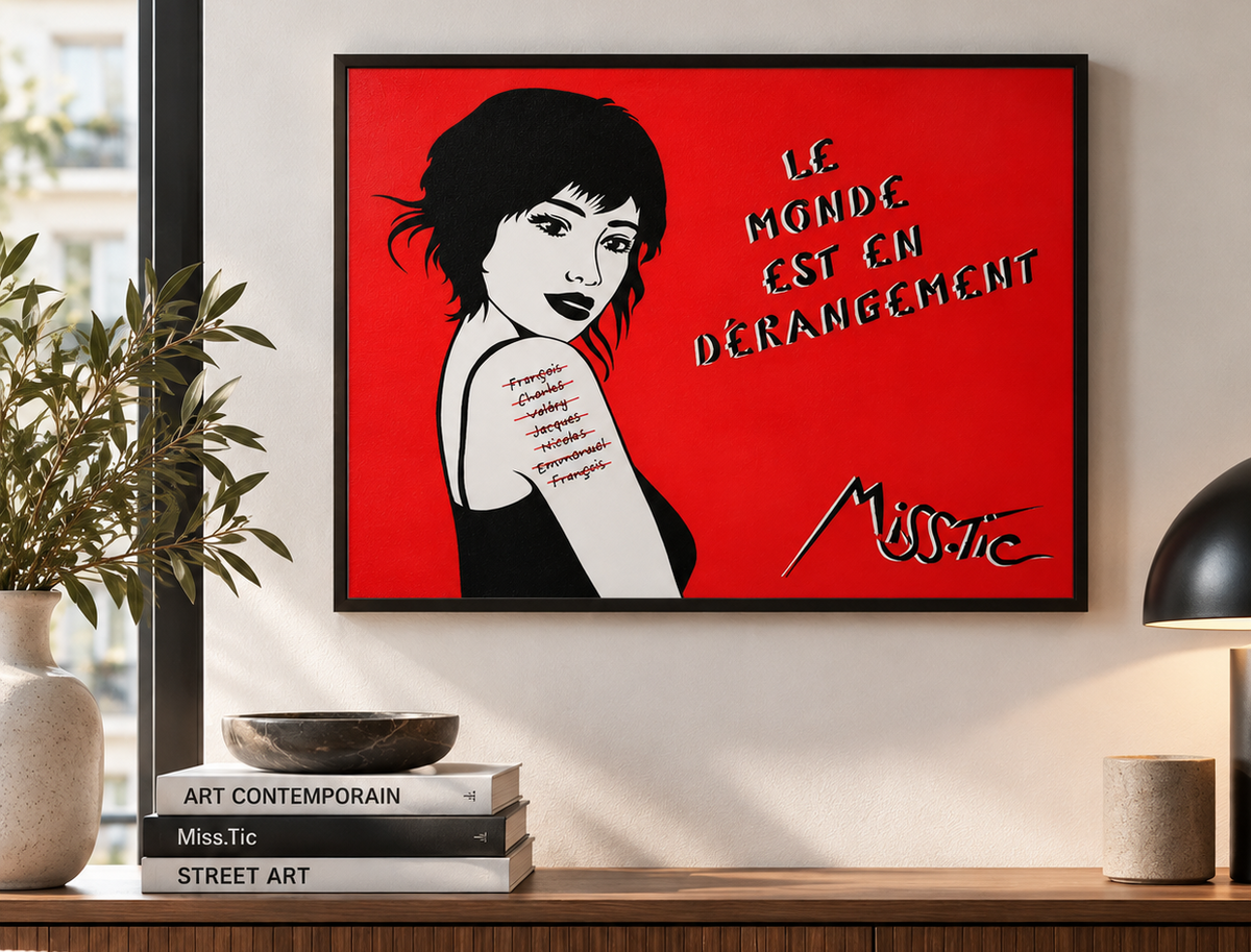 Edition d art LE MONDE EST EN DÉRANGEMENT de MISS TIC dans un intérieur – 40 × 50 cm