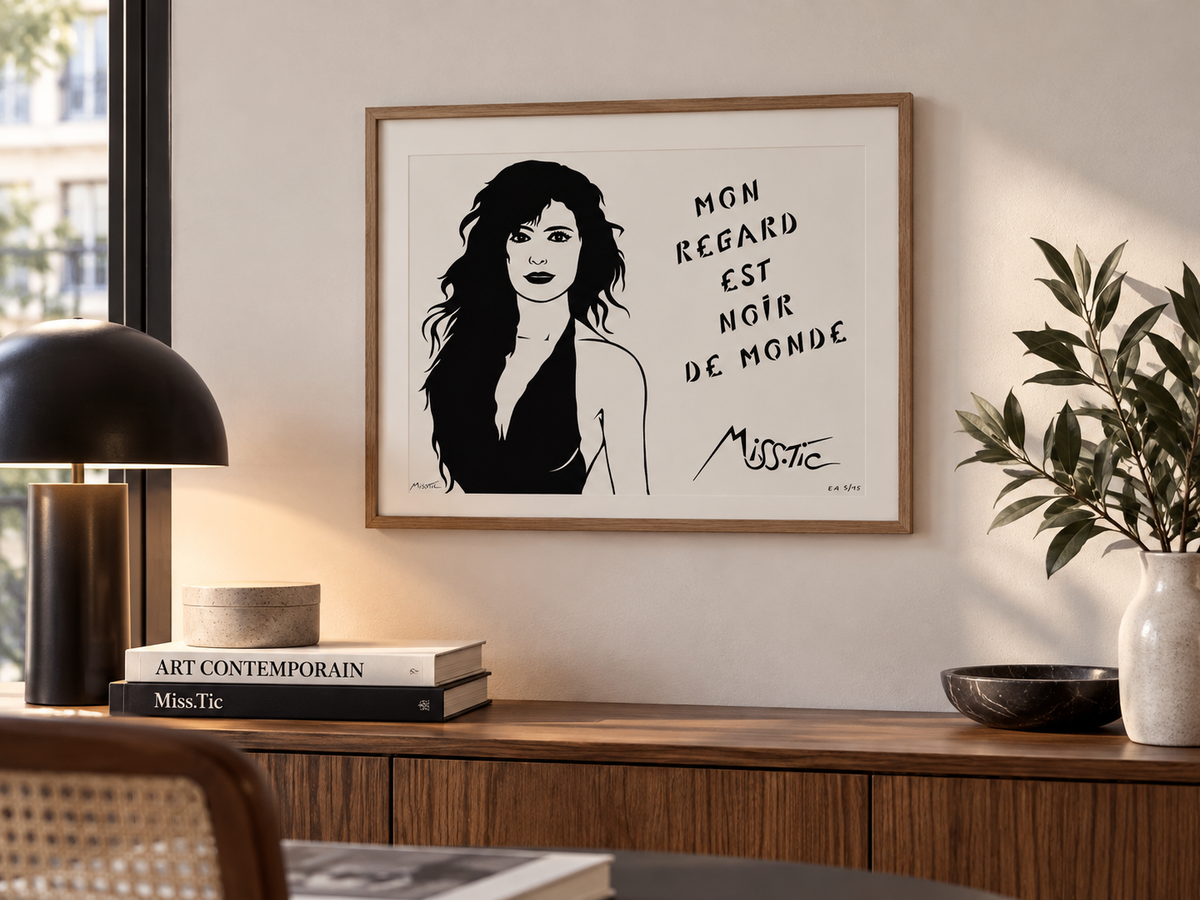 Edition d art MON REGARD EST NOIR DE MONDE (épreuve d'artiste) de MISS TIC dans un intérieur – 40 × 30 cm
