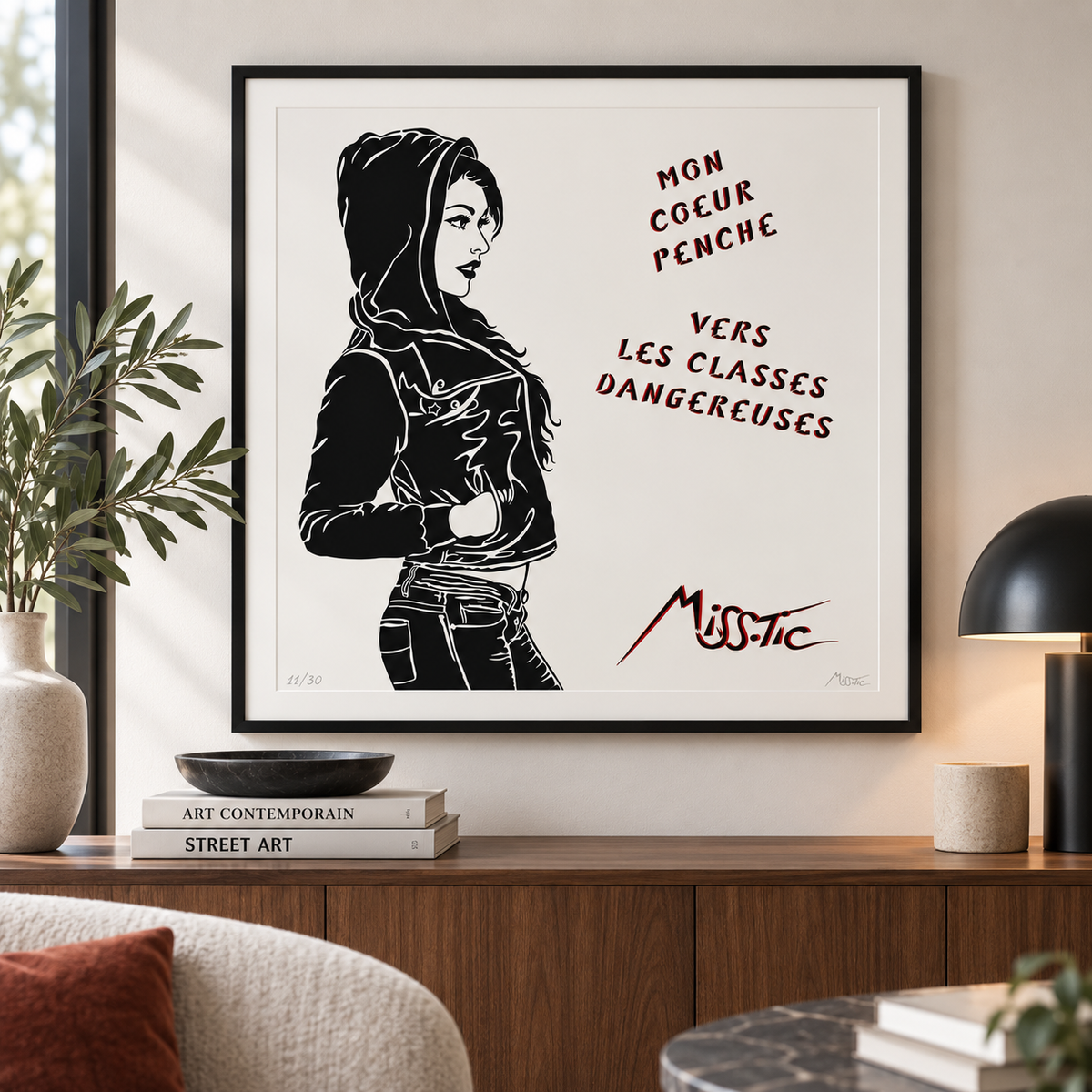 Edition d art MON CŒUR PENCHE VERS LES CLASSES DANGEREUSES de MISS TIC dans un intérieur – 50 × 50 cm