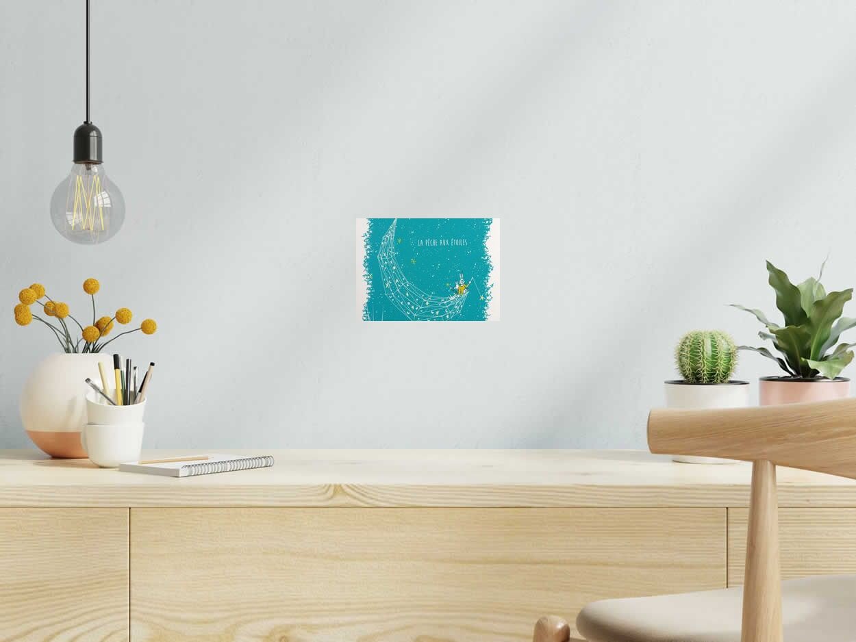 Estampe LA PECHE AUX ETOILES (TURQUOISE) de JULIE ZEITLINE dans un intérieur – 21 × 15 cm