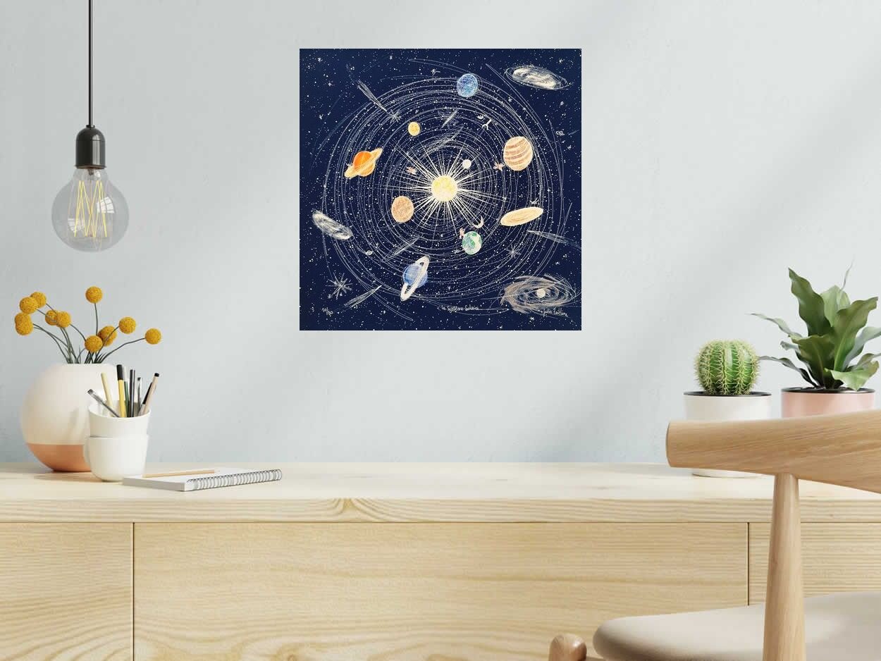 Estampe LE SYSTEME SOLAIRE de JULIE ZEITLINE dans un intérieur – 40 × 40 cm
