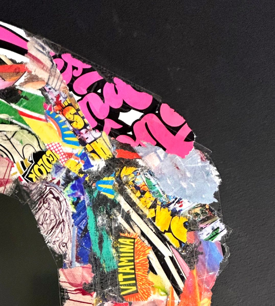 Estampe Vit'Amy de FLOREPEA dans un intérieur – 50 × 50 cm