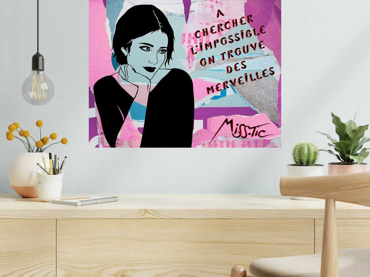 Estampe A CHERCHER L IMPOSSIBLE ON TROUVE DES MERVEILLES de MISS TIC dans un intérieur – 65 × 50 cm