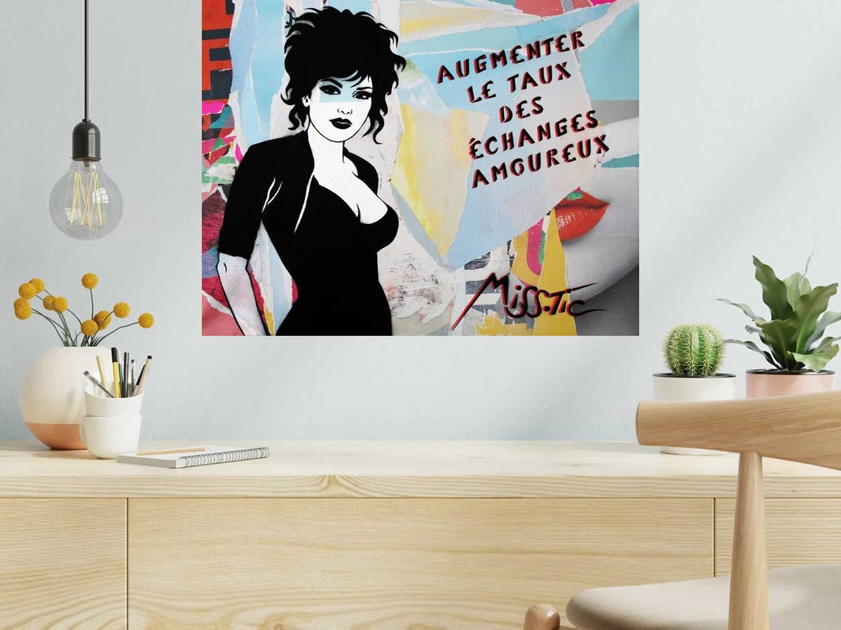 Estampe AUGMENTER LE TAUX DES ECHANGES AMOUREUX de MISS TIC dans un intérieur – 65 × 50 cm