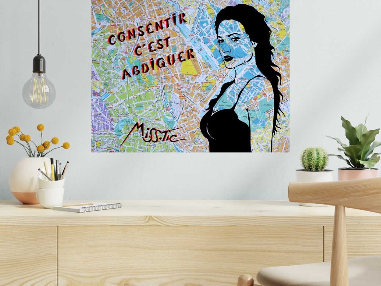 Estampe CONSENTIR C EST ABDIQUER de MISS TIC dans un intérieur – 65 × 50 cm