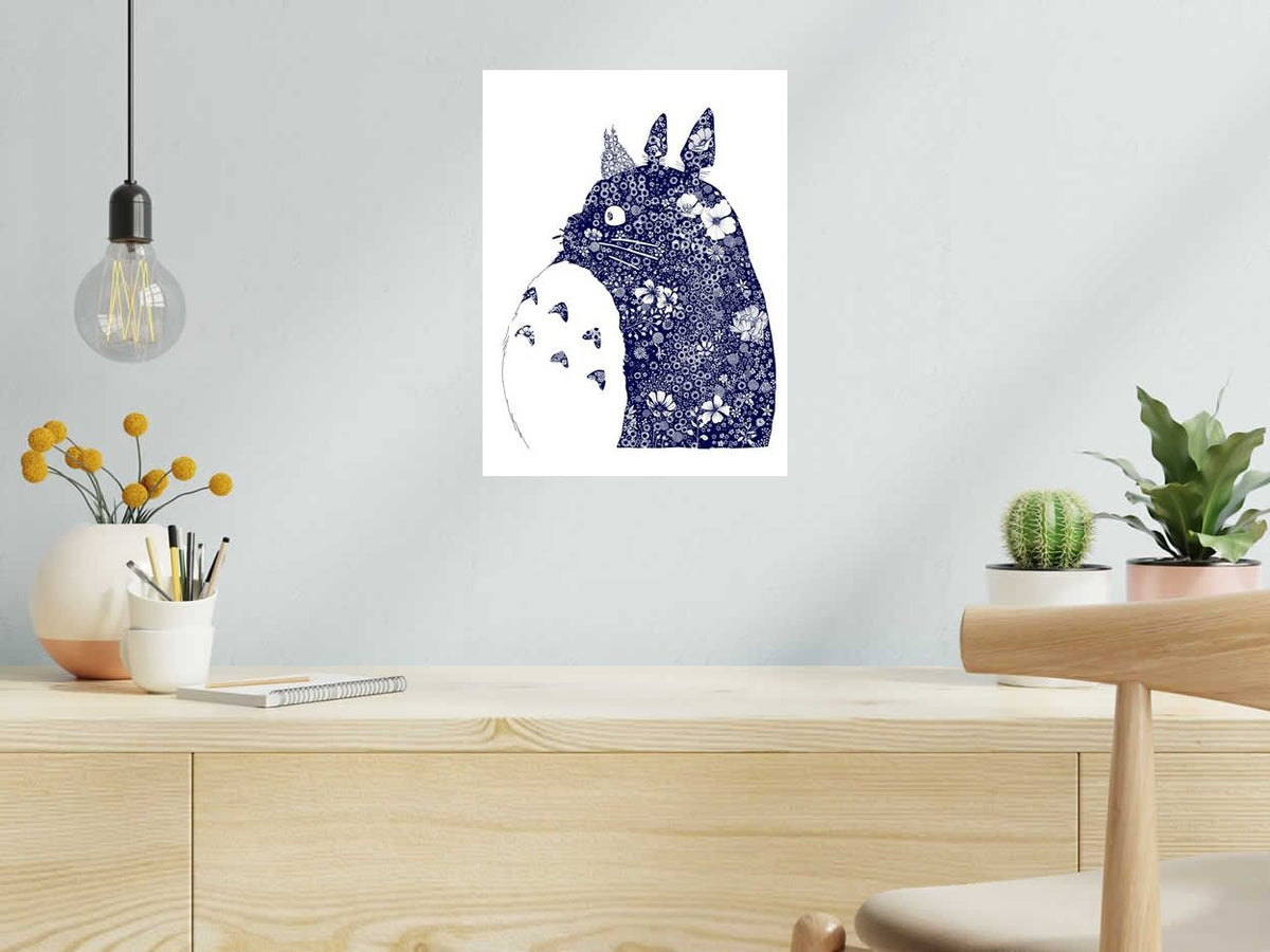 Estampe TOTORO EN FLEURS BLEUES de CAMILLE POLI dans un intérieur – 30 × 40 cm