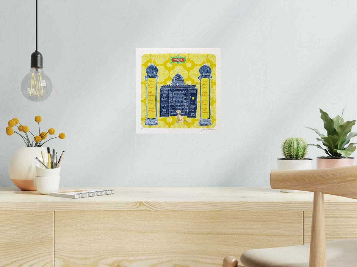 Estampe Le kiosque a chien de JULIE ZEITLINE dans un intérieur – 30 × 30 cm