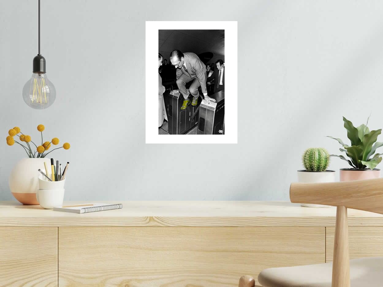 Estampe Thug Chirac 2nd édition de SHUZ dans un intérieur – 30 × 40 cm