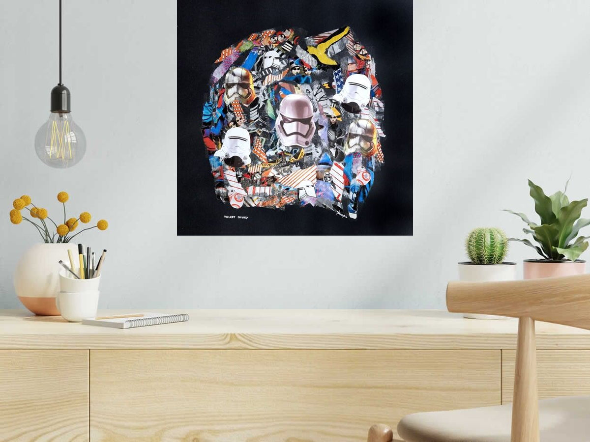 Estampe Helmet Story de FLOREPEA dans un intérieur – 50 × 50 cm