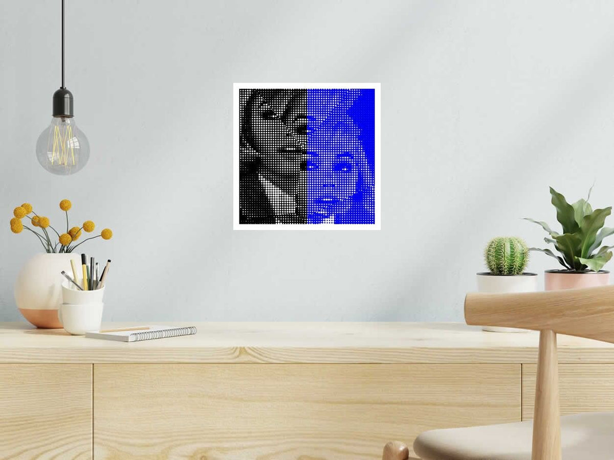 Estampe Marylin blue and black de WAWAPOD dans un intérieur – 30 × 30 cm