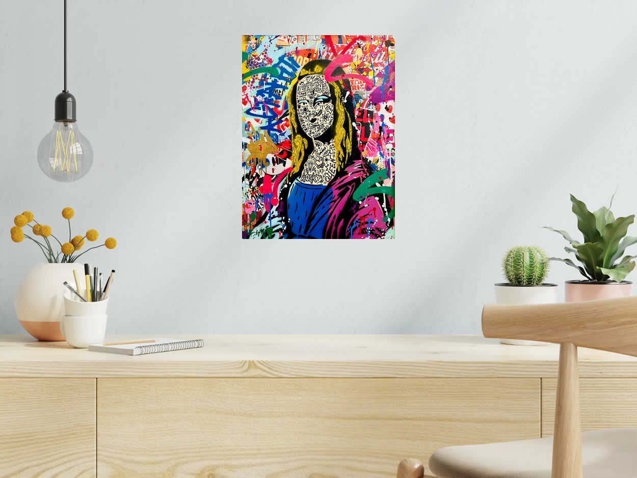 Estampe FUTUR MONA ( JAUNE ) de RS ARTIST dans un intérieur – 30 × 40 cm