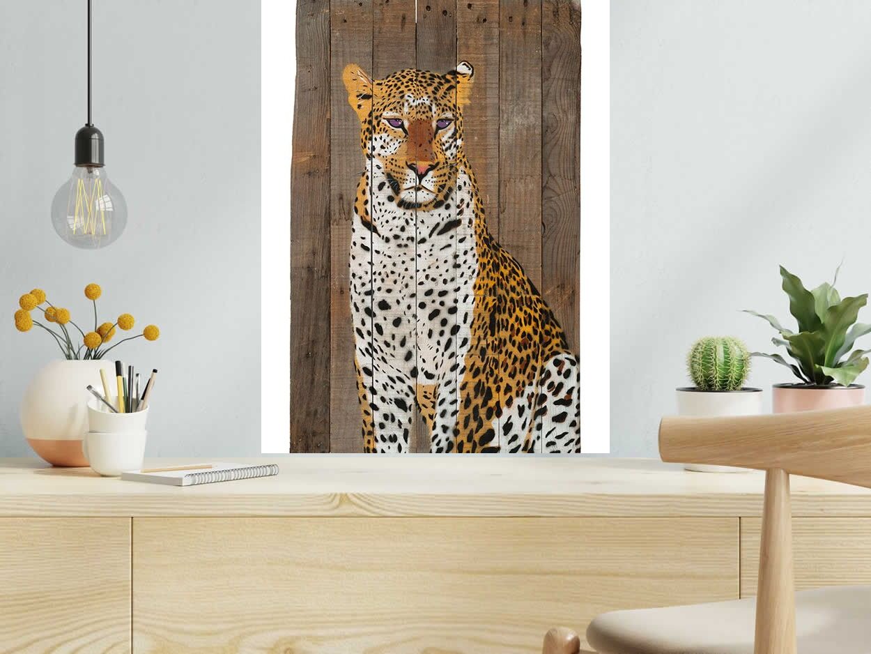 Estampe LEOPARD ASSIS de MOSKO dans un intérieur – 50 × 65 cm