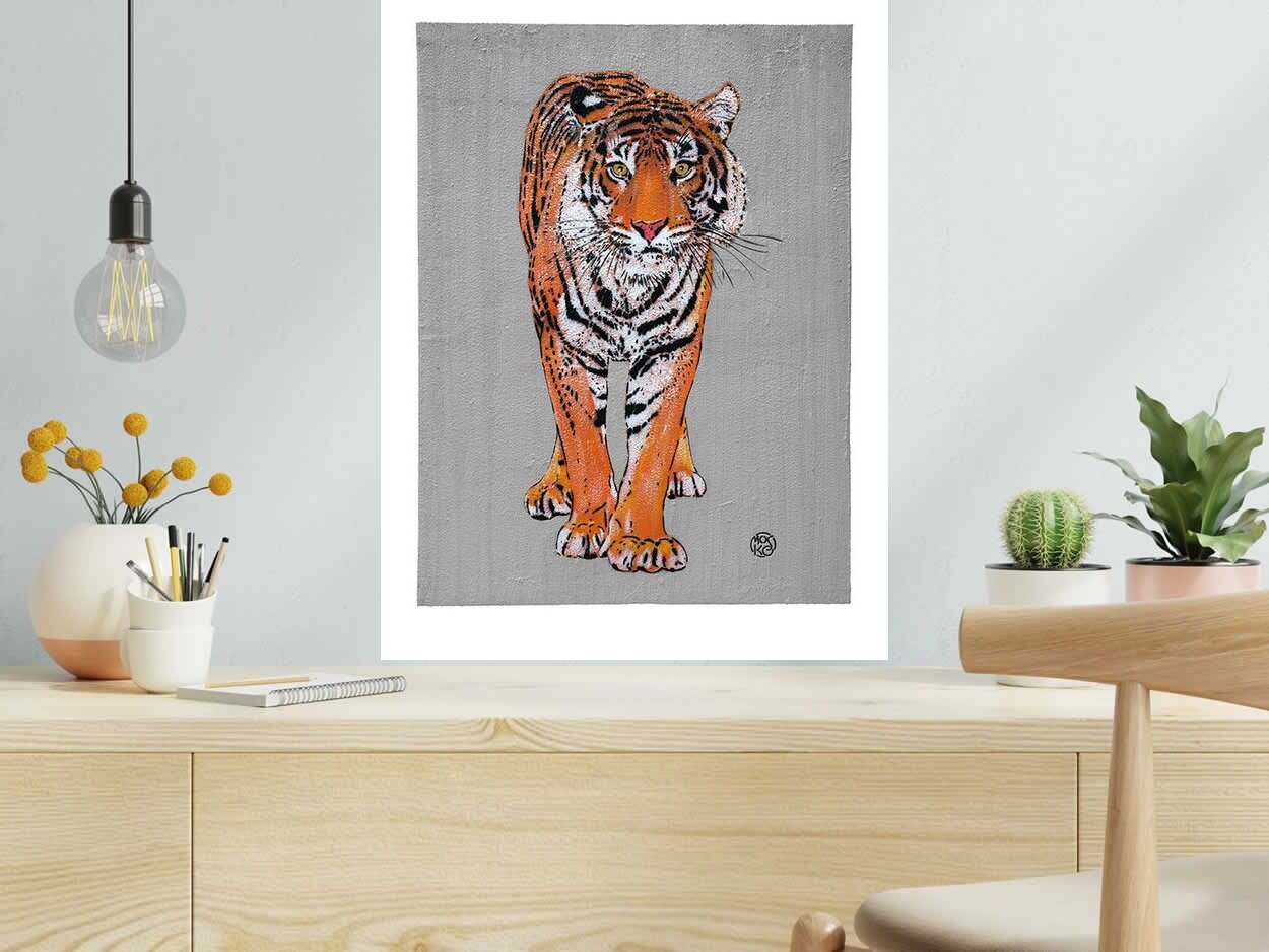 Estampe TIGRE DE FACE de MOSKO dans un intérieur – 50 × 65 cm