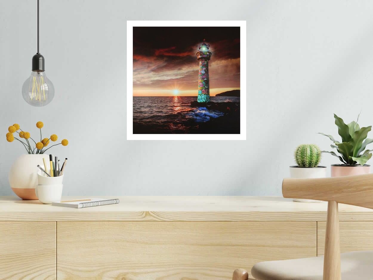 Estampe Sunset VS Lighthouse de BLACH dans un intérieur – 40 × 40 cm