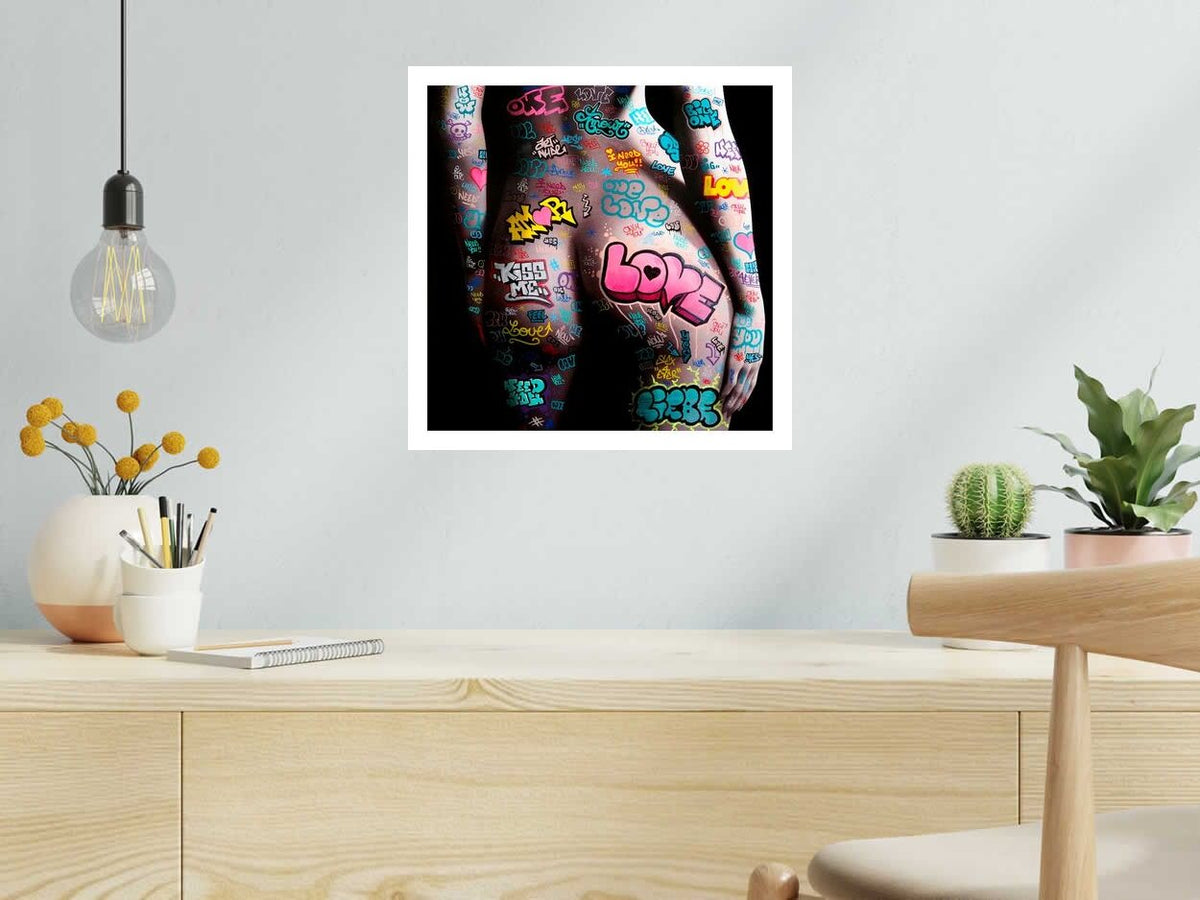 Estampe VIC  Kiss my Ass de BLACH dans un intérieur – 40 × 40 cm