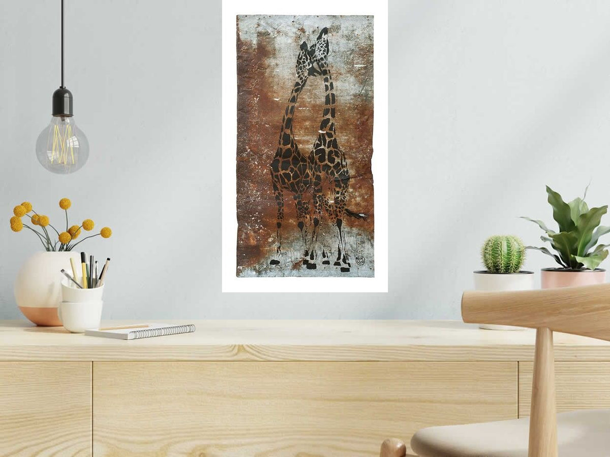 Estampe 2 GIRAFES VERSO de MOSKO dans un intérieur – 34 × 60 cm