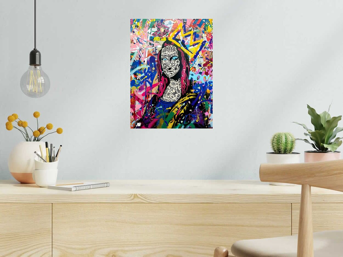 Estampe QUEEN MONA ( ROSE ) de RS ARTIST dans un intérieur – 30 × 40 cm