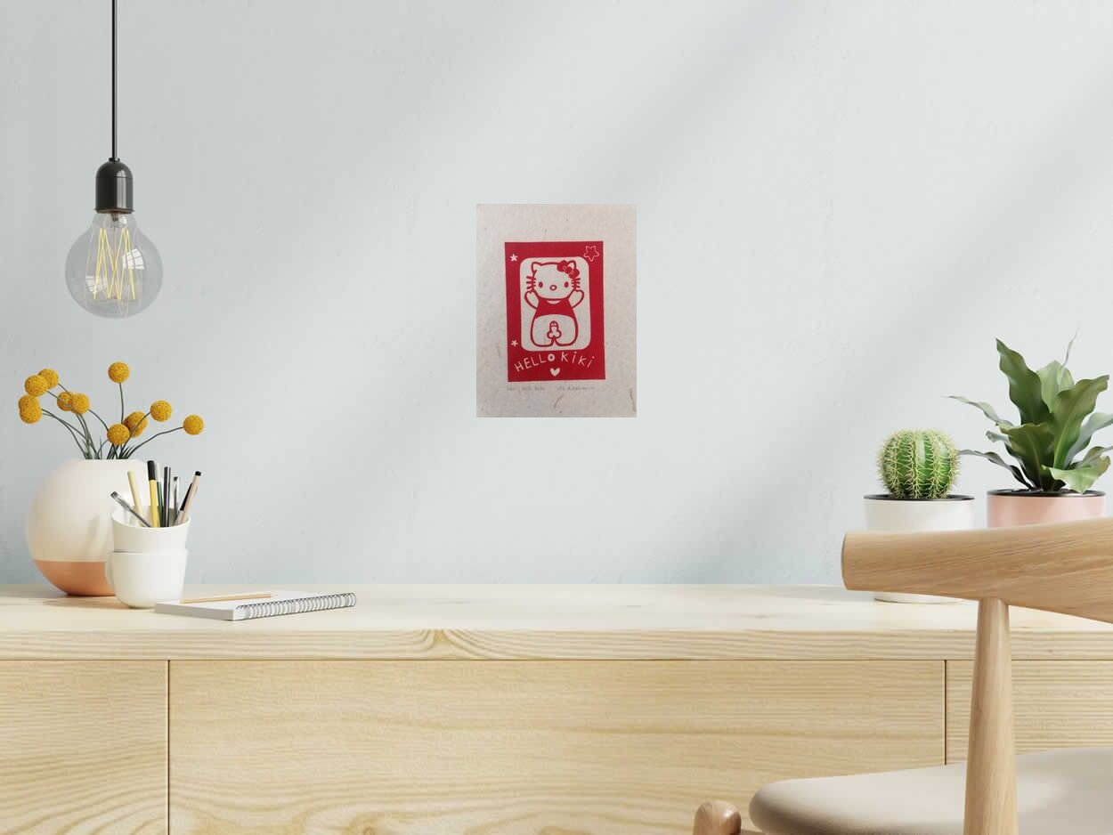 Linogravure HELLO KIKI de PHILIPPE ACHERMANN dans un intérieur – 18 × 24 cm