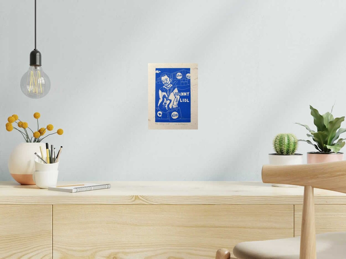 Linogravure Johnny à Lidl de PHILIPPE ACHERMANN dans un intérieur – 18 × 24 cm