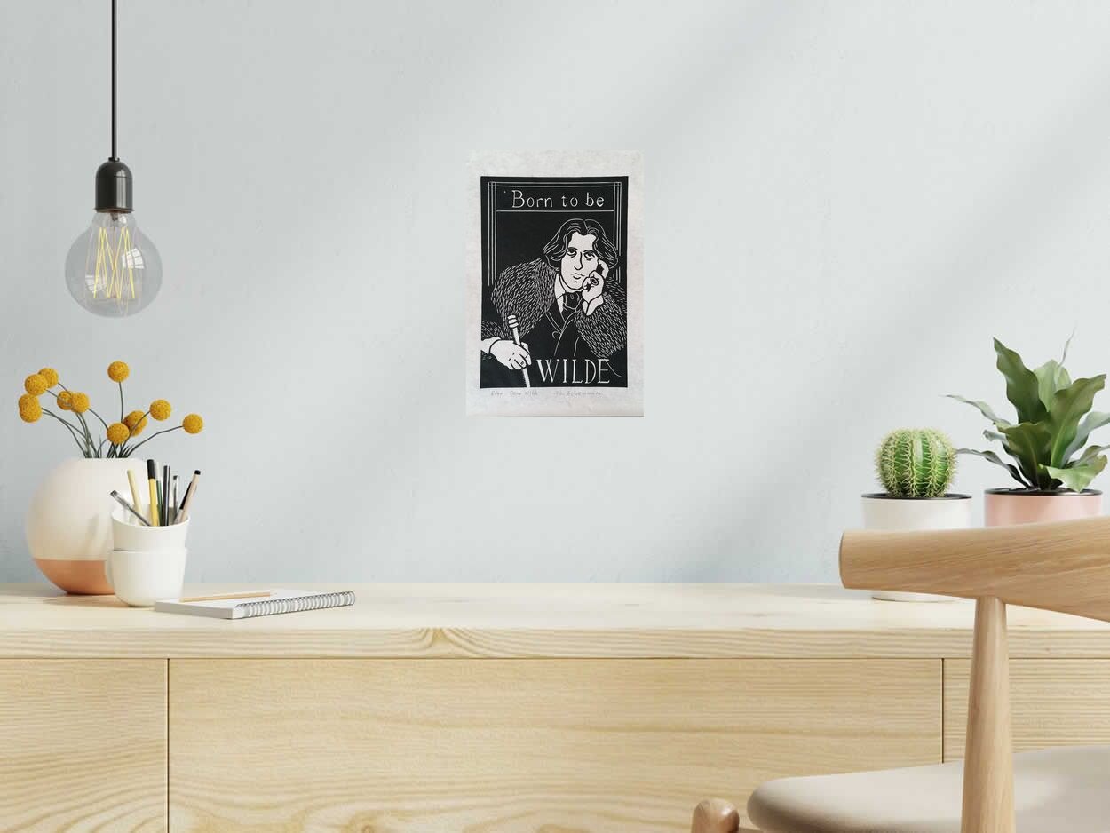 Linogravure Oscar Wilde de PHILIPPE ACHERMANN dans un intérieur – 20 × 30 cm