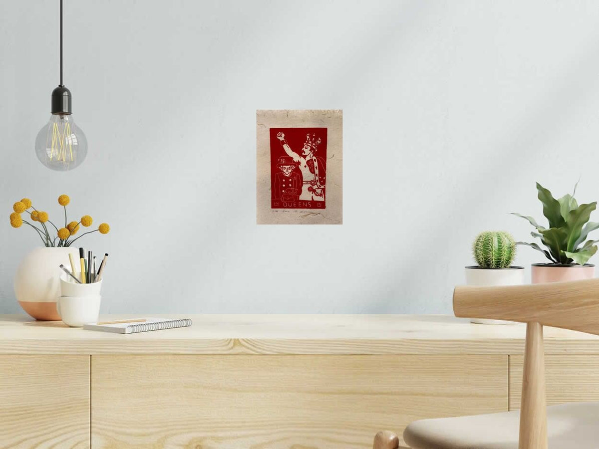 Linogravure Queens de PHILIPPE ACHERMANN dans un intérieur – 18 × 24 cm