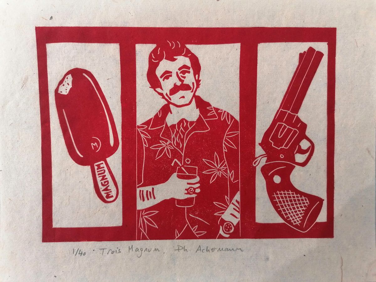 Linogravure figuratif petit format rouge TROIS MAGNUM – PHILIPPE ACHERMANN – 24 × 18 cm