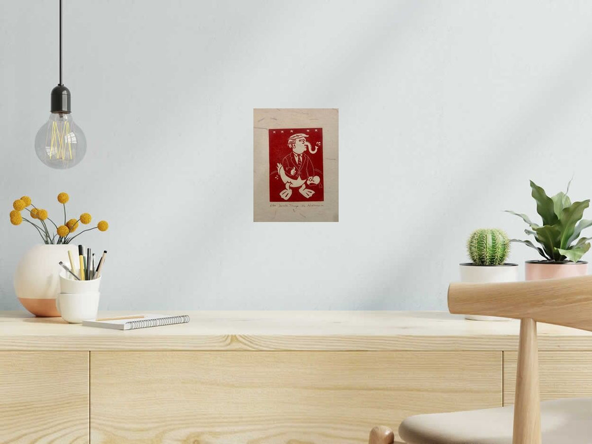 Linogravure Donald trompe rouge de PHILIPPE ACHERMANN dans un intérieur – 18 × 24 cm