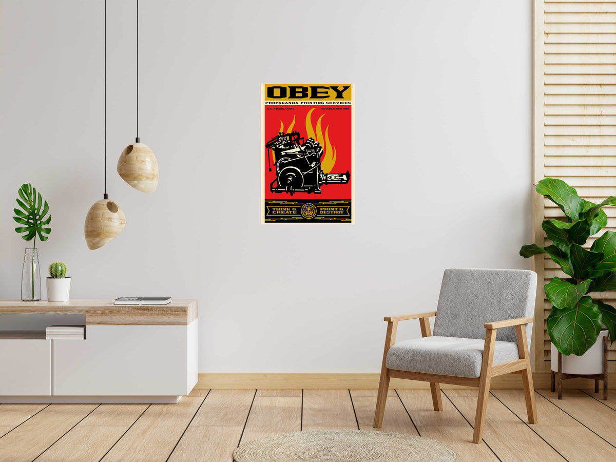 Lithographie PRINT & DESTROY de OBEY : SHEPARD FAIREY dans un intérieur – 61 × 91 cm