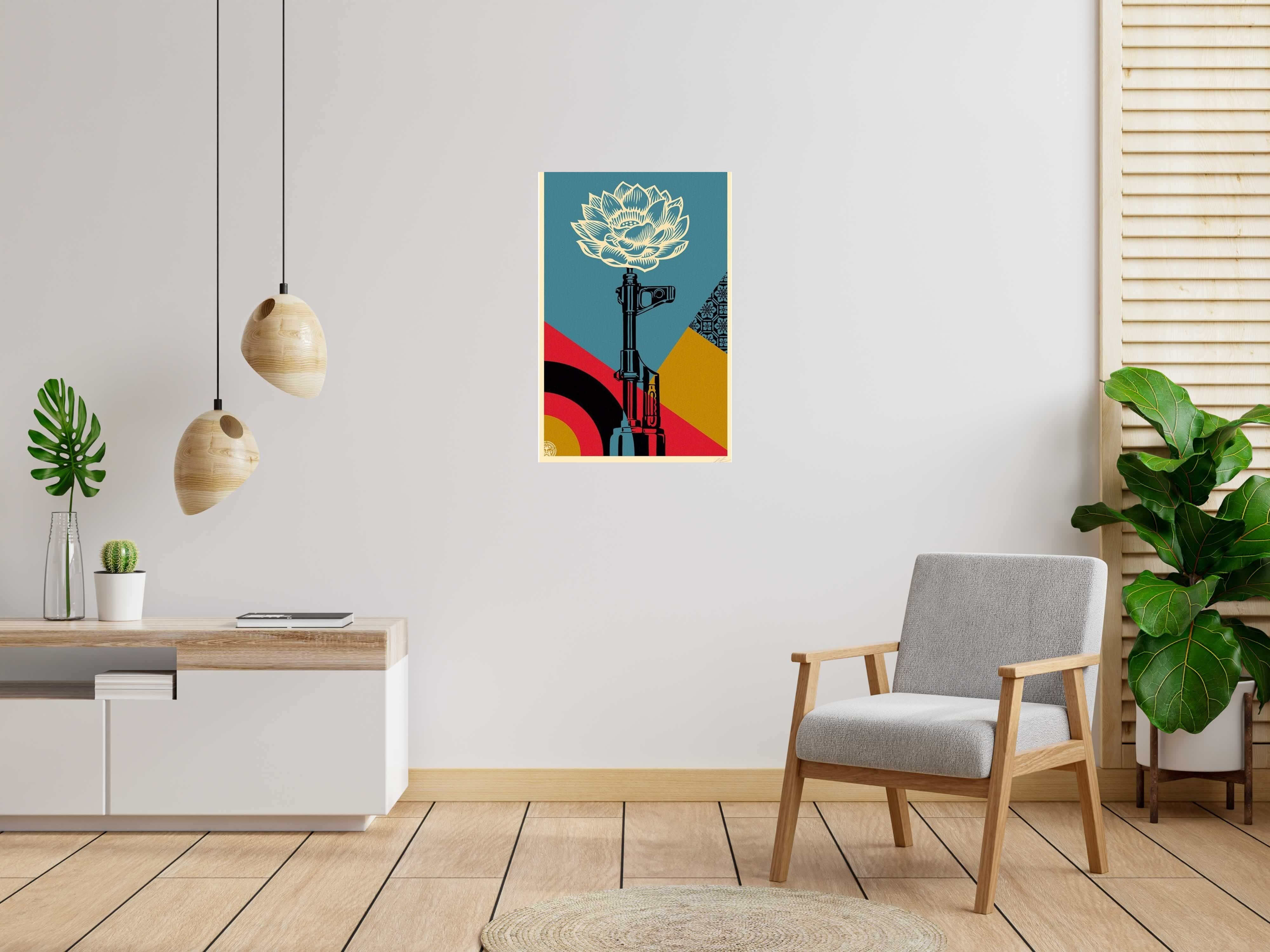 Lithographie AK-47 LOTUS de OBEY : SHEPARD FAIREY dans un intérieur – 61 × 91 cm