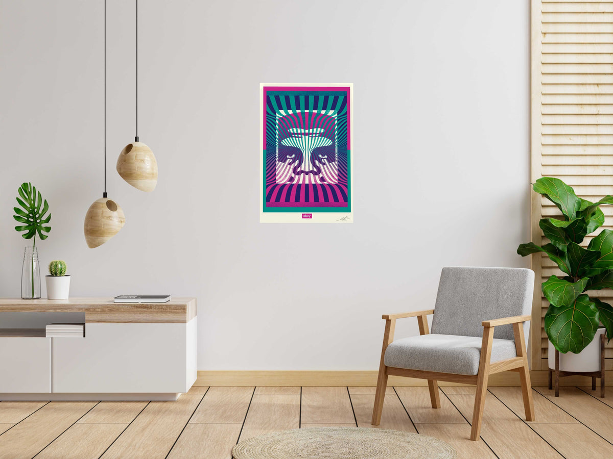 Lithographie Op Art Icon Offset de OBEY : SHEPARD FAIREY dans un intérieur – 61 × 91 cm