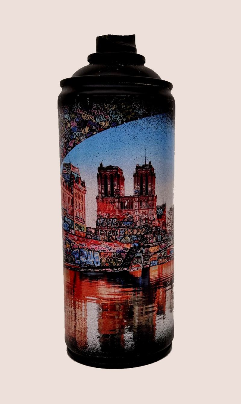 Sculpture de BLACH a pour titre  Mini Bombe (Paris sous les ponts/Notre-Dame de Paris) style street art dim : BLACHprix:50