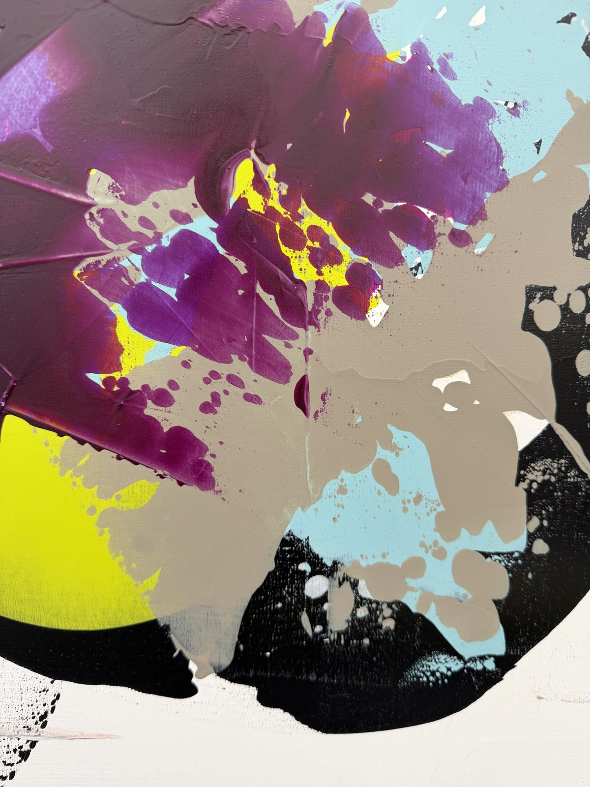 Peinture Améthyste 1 de CELINE WEBER dans un intérieur – 50 × 50 cm