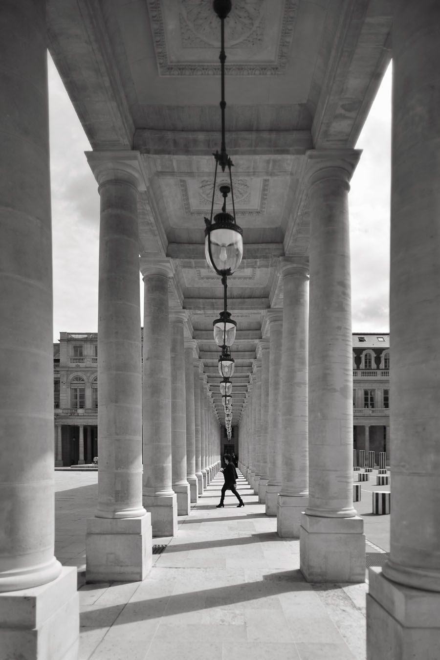 Photographie figuratif petit format blanc et noir COLONADE – DOV ADJEDJ – 36 × 24 cm