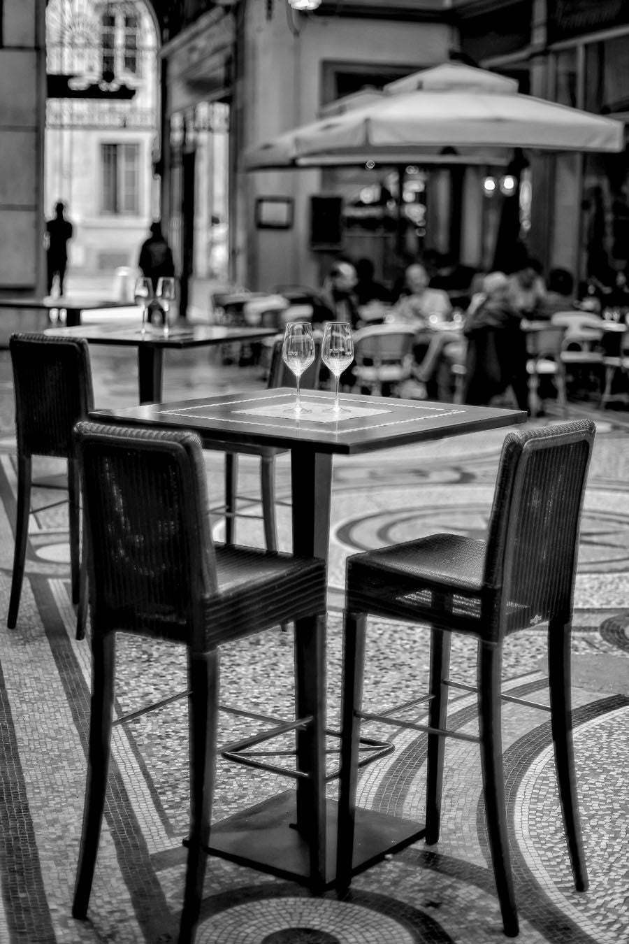 Photographie figuratif petit format blanc et noir DEUX VERRES ET ... – DOV ADJEDJ – 36 × 24 cm