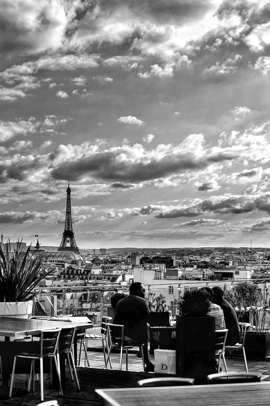 Photographie figuratif petit format blanc et noir DRINK AVEC TOITS – DOV ADJEDJ – 36 × 24 cm