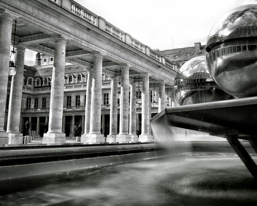 Photographie figuratif petit format blanc et noir FONTAINE – DOV ADJEDJ – 24 × 30 cm