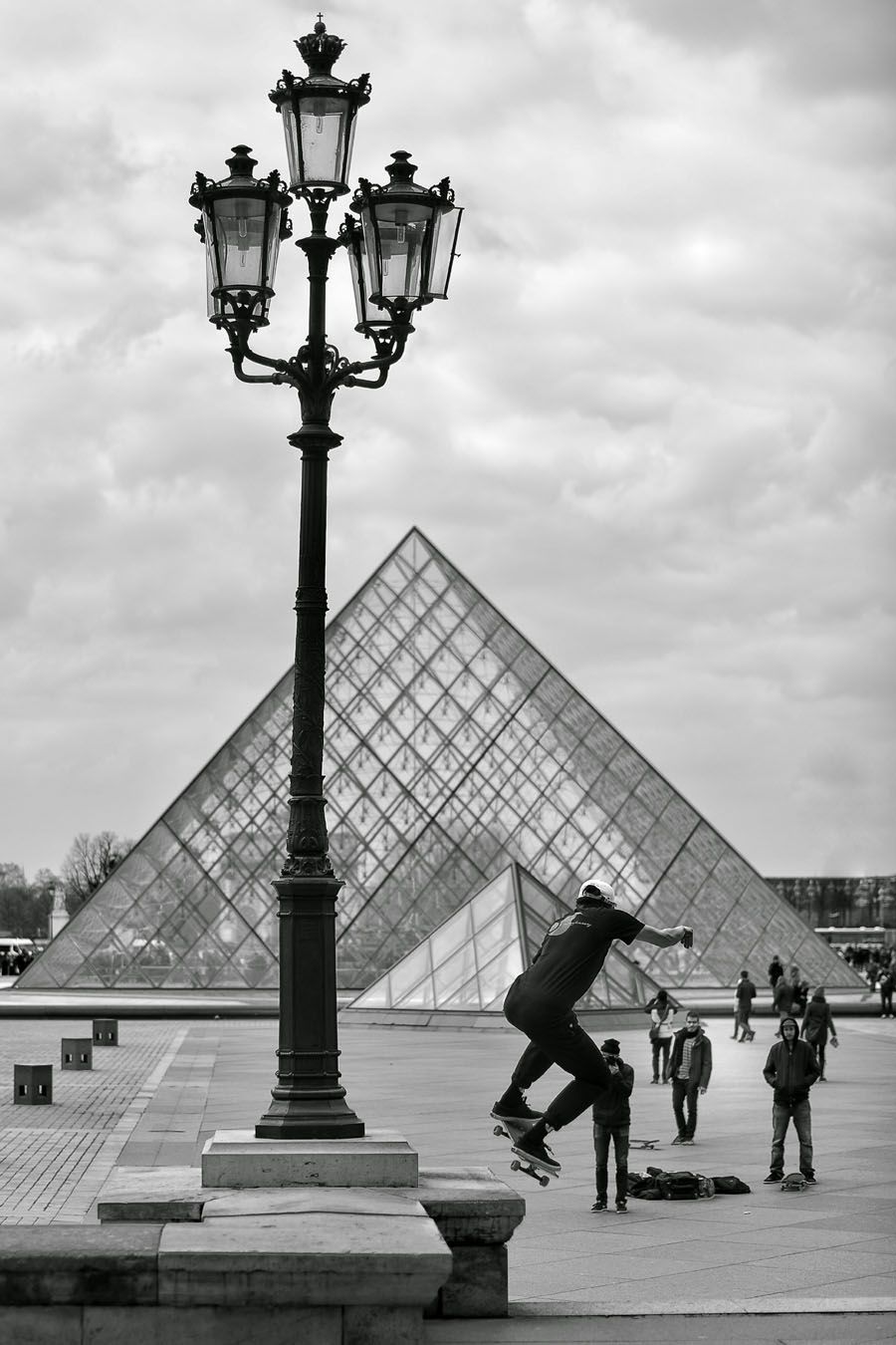 Photographie figuratif petit format blanc et noir JUMP – DOV ADJEDJ – 36 × 24 cm