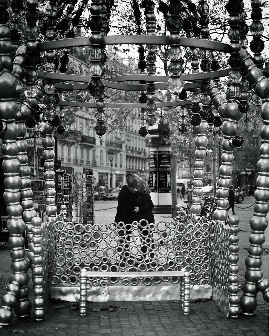 Photographie figuratif petit format blanc et noir KISSTIME – DOV ADJEDJ – 30 × 24 cm