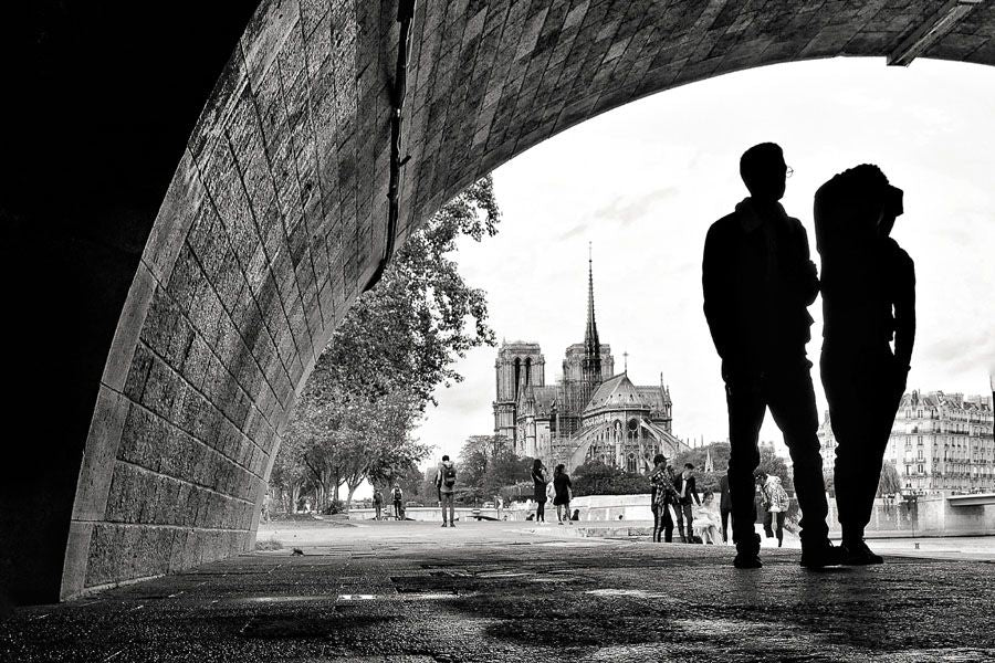 Photographie figuratif petit format blanc et noir LES PASSANTS DU CONTREJOUR – DOV ADJEDJ – 24 × 36 cm