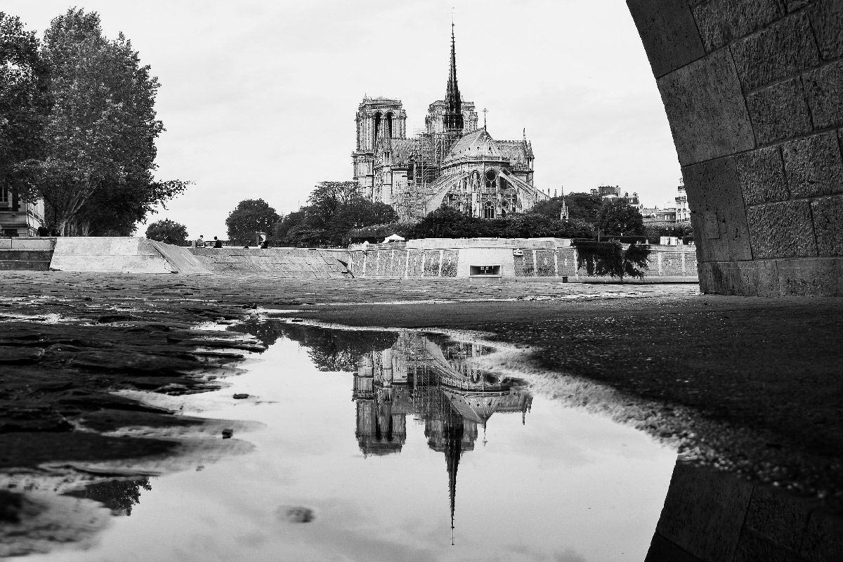 Photographie figuratif petit format blanc et noir REFLEXION FAITE NB – DOV ADJEDJ – 36 × 24 cm