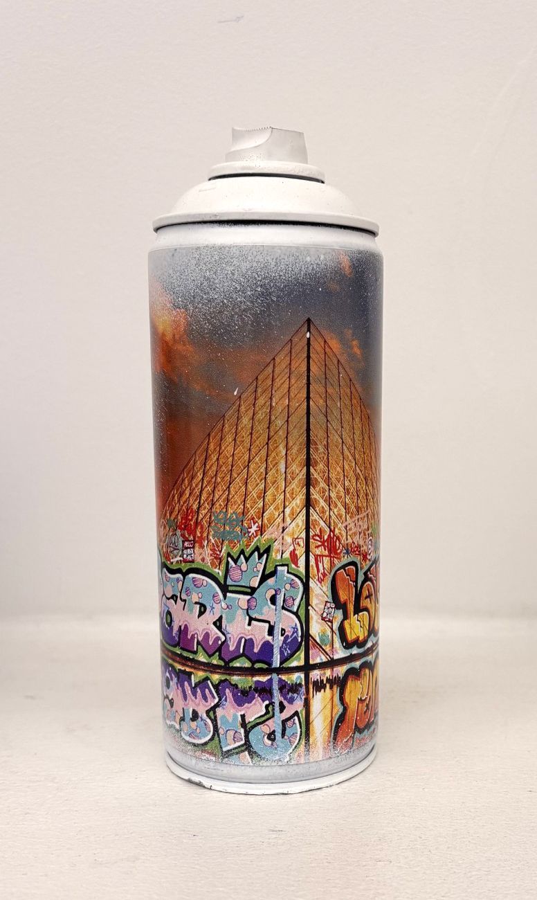 Sculpture de BLACH a pour titre  Mini Bombe Paris love pyramide style street art dim : BLACHprix:50