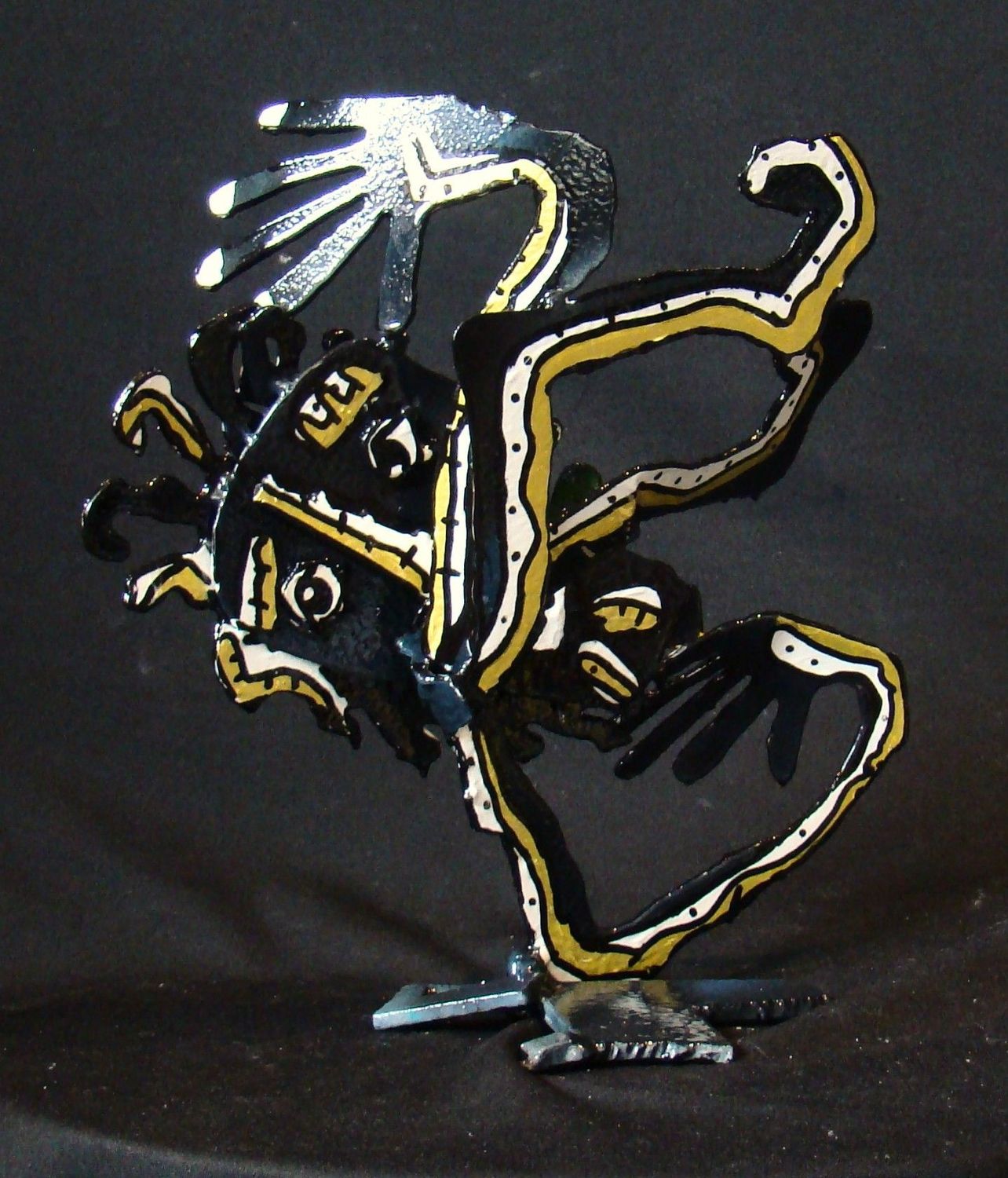 Sculpture de MICHADU a pour titre  Quand est-ce-que tout bascule? style graphique dim : MICHADUprix:700