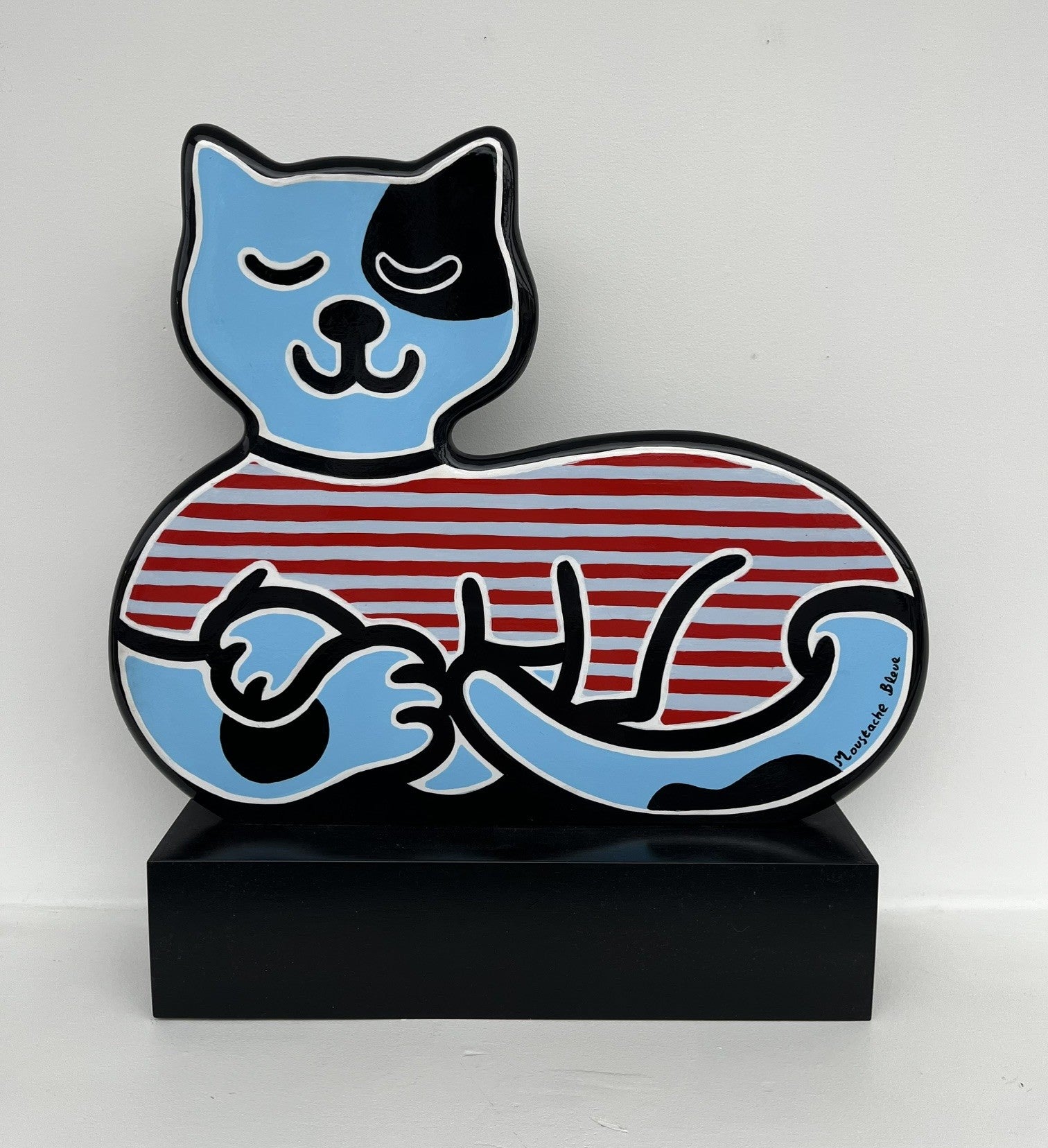 Sculpture figuratif moyen format bleu Chat qui dort – MOUSTACHE BLEUE – 54 × 53 cm