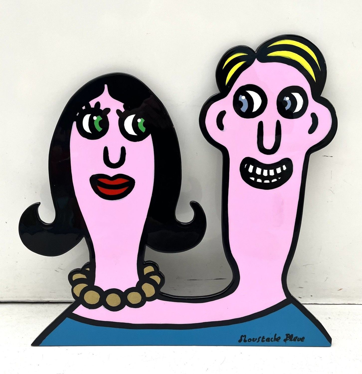 Sculpture figuratif moyen format Love et Perles – MOUSTACHE BLEUE – 48 × 47 cm