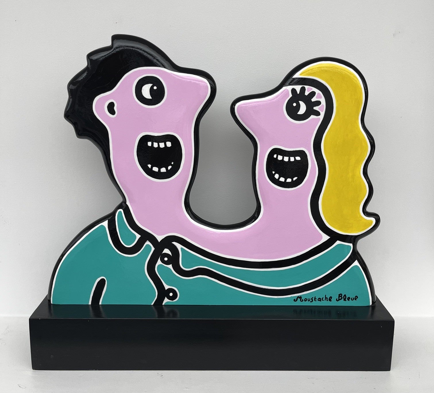 Sculpture figuratif moyen format vert Stay Happy – MOUSTACHE BLEUE – 59 × 64 cm