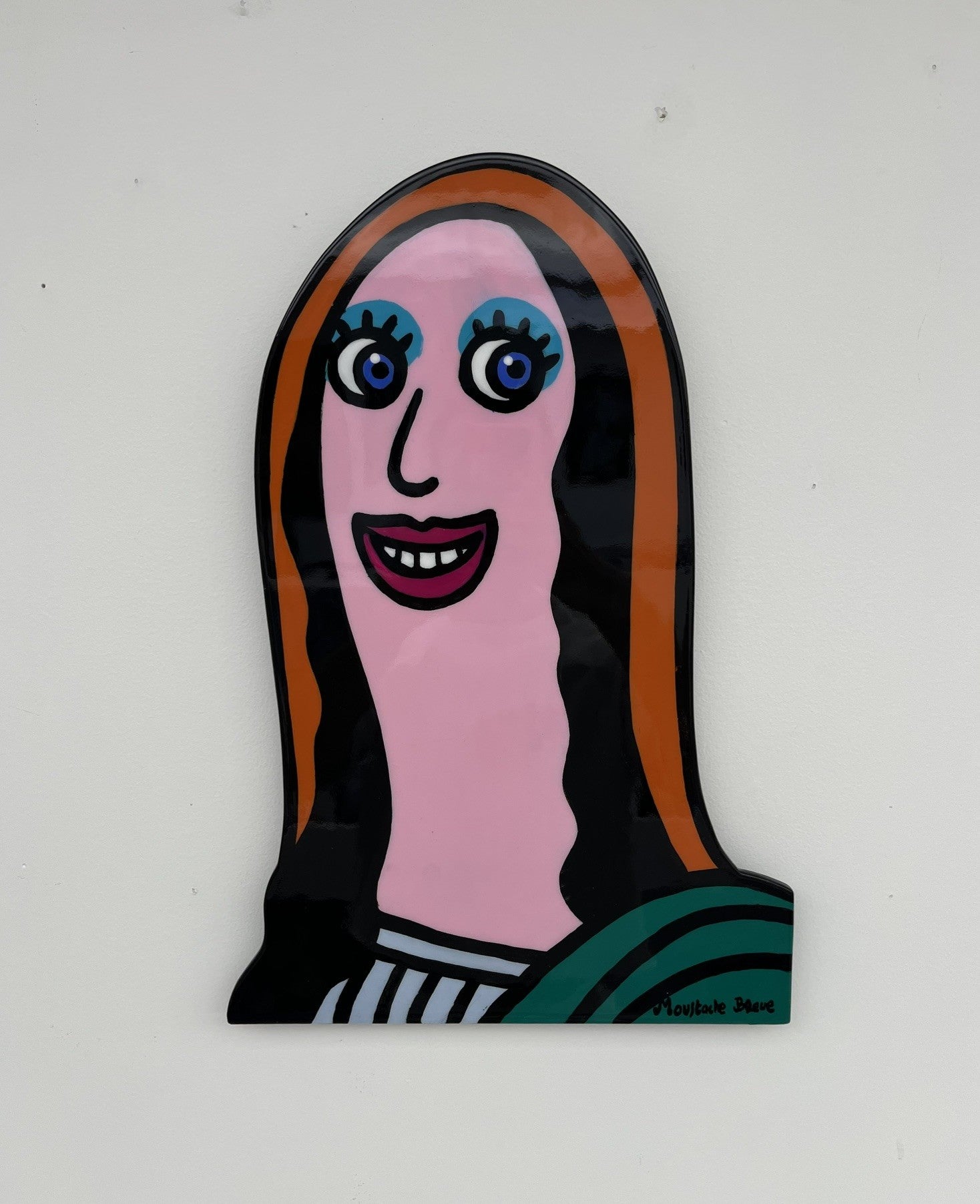 Sculpture figuratif petit format rose Mona Lisa – MOUSTACHE BLEUE – 45 × 30 cm
