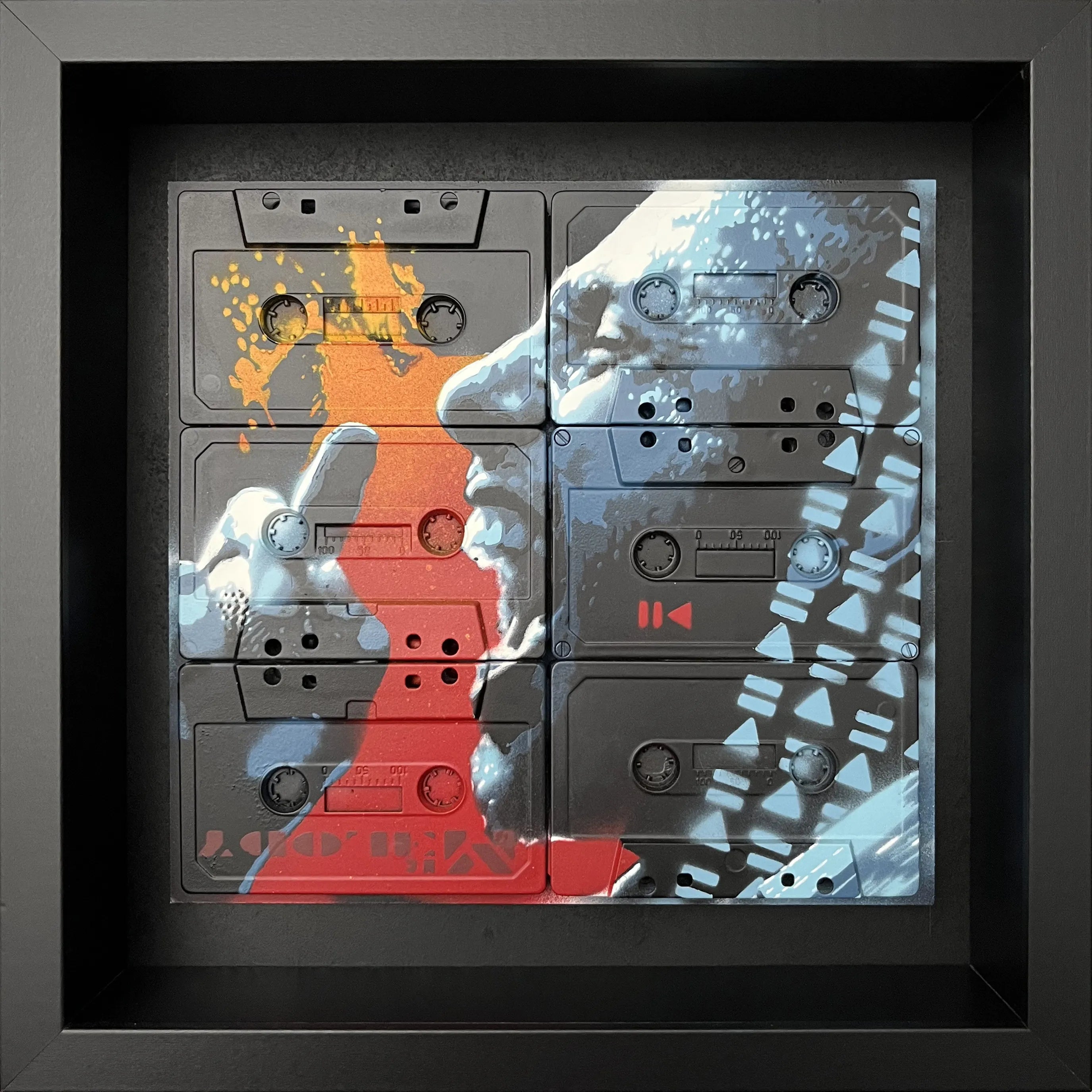Sculpture de Mr Melody représentant Zack de Rage Against the Machine, réalisée sur cassettes audio à l'aérosol, 27 x 27 cm