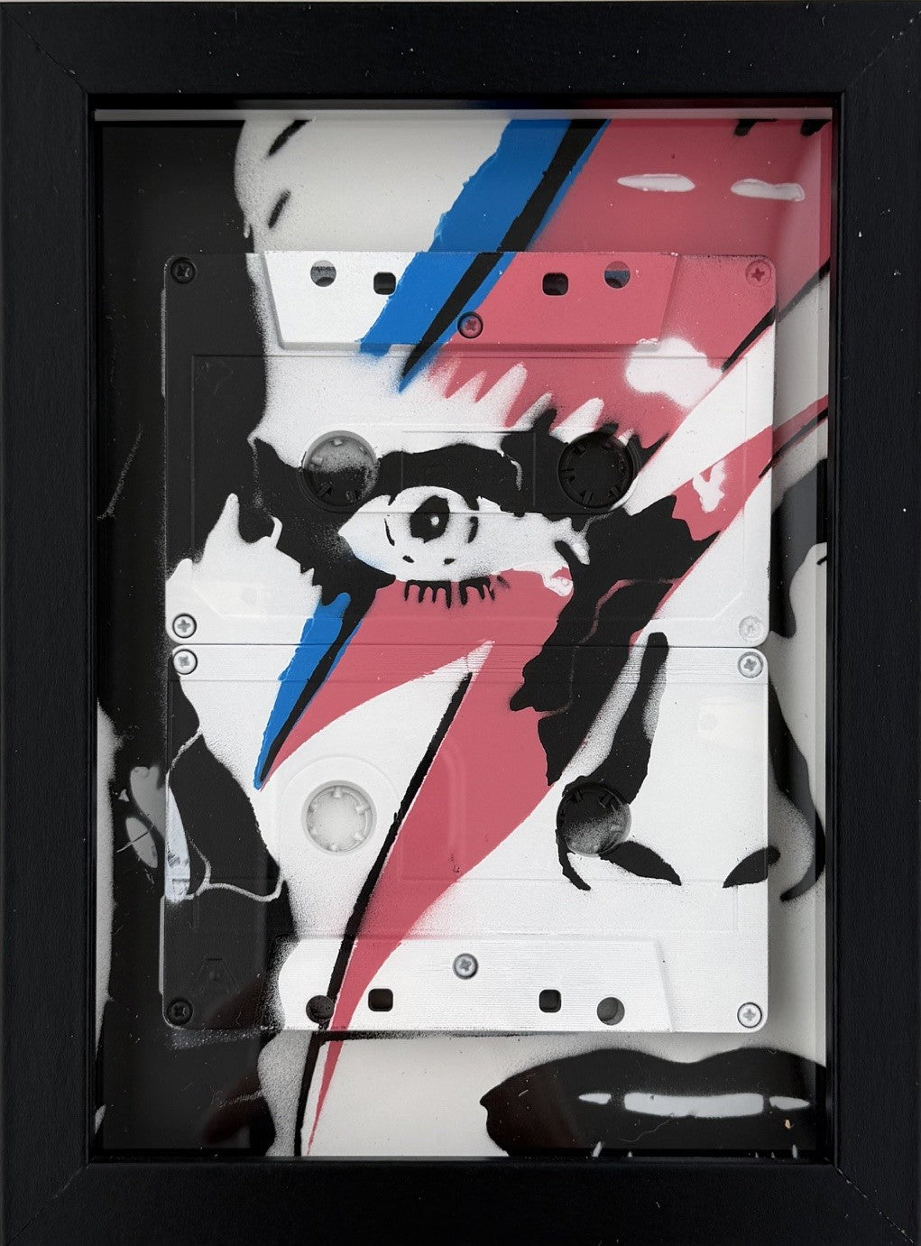 Sculpture de Mr Melody représentant David Bowie, réalisée à l'aérosol et technique mixte sur cassettes audio, format 15 x 20 cm